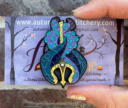 Entangled Dark Queen of the Sea Needle minder